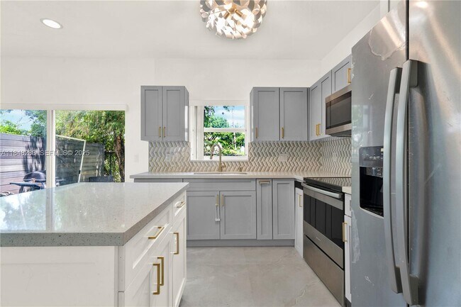 Building Photo - 1637 SE 30th St