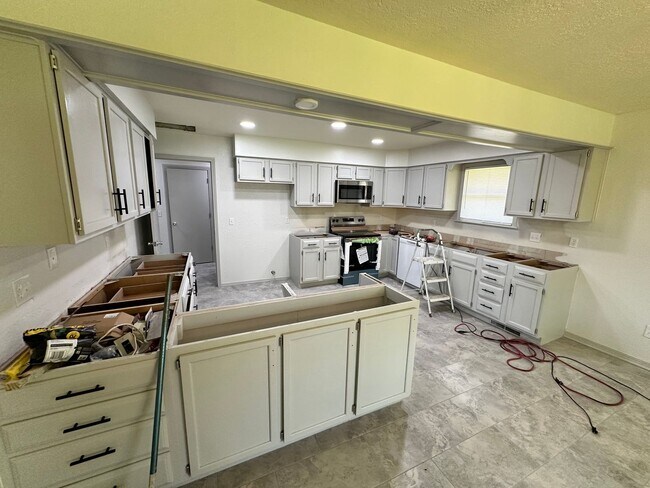 Building Photo - Fully Remodeled 3bed/2bath Available in We...
