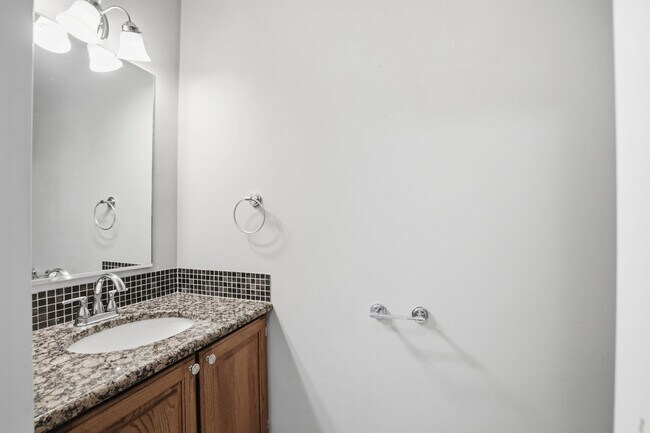 Building Photo - Stunning 3 Bedroom Townhome !