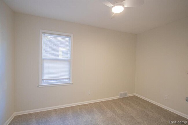Building Photo - Beautifully renovated brick bungalow