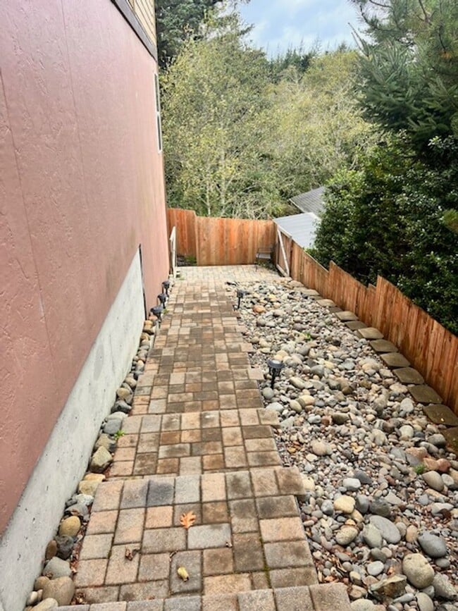 Building Photo - 2165