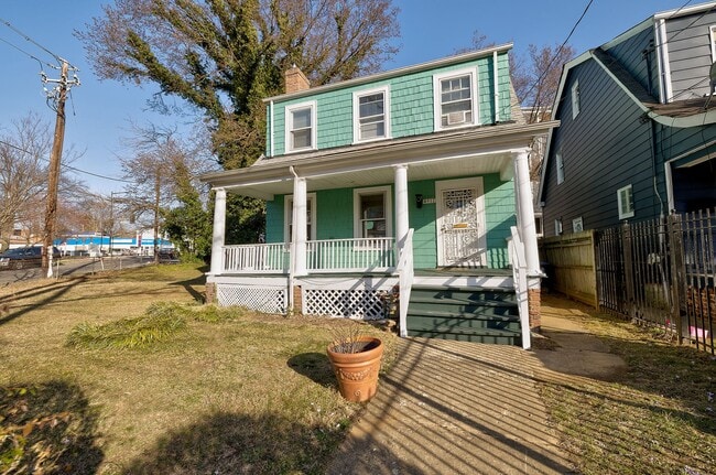Primary Photo - Great 4 Bedroom in 16th st Heights