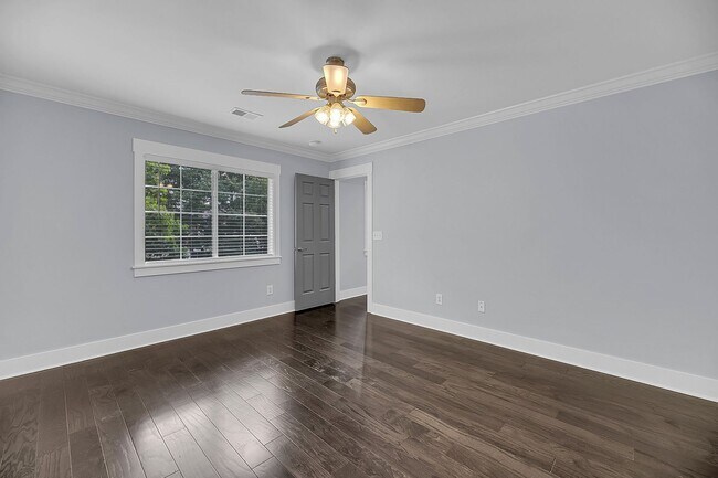 Building Photo - Centrally Located and Beautifully Renovate...