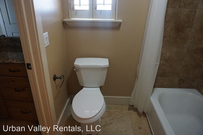 Building Photo - 4 br, 2.5 bath House - 222 E. Belle Glenn Cir