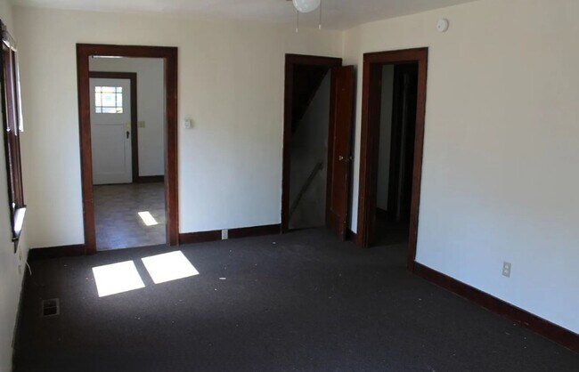 Building Photo - 6 bedroom, 2 Bath Home Available in August!