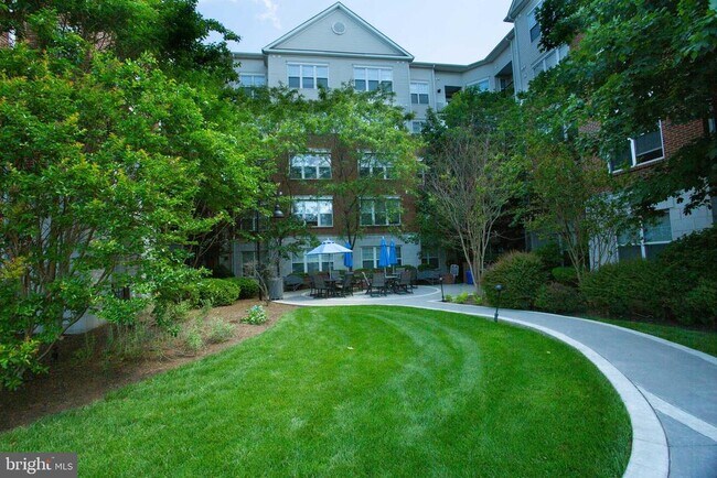 Building Photo - 350 W Elm St