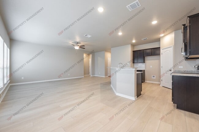 Building Photo - 1402 Shadow Hl Ln