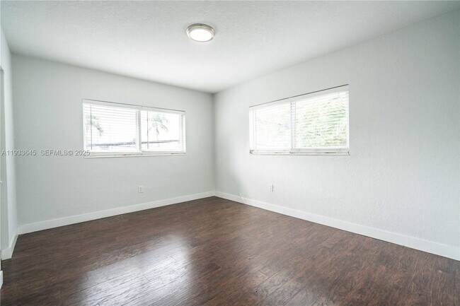 Building Photo - 1940 Biarritz Dr