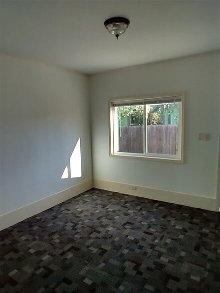 Building Photo - 302 Maple St