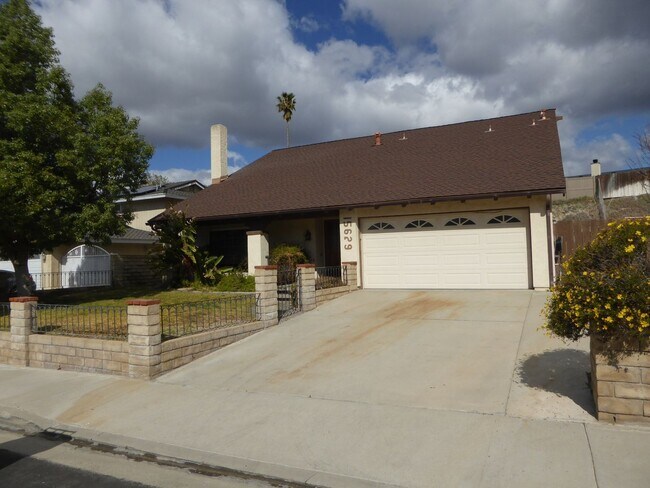 Building Photo - 3 Bedroom Pool Home in Canyon Country!