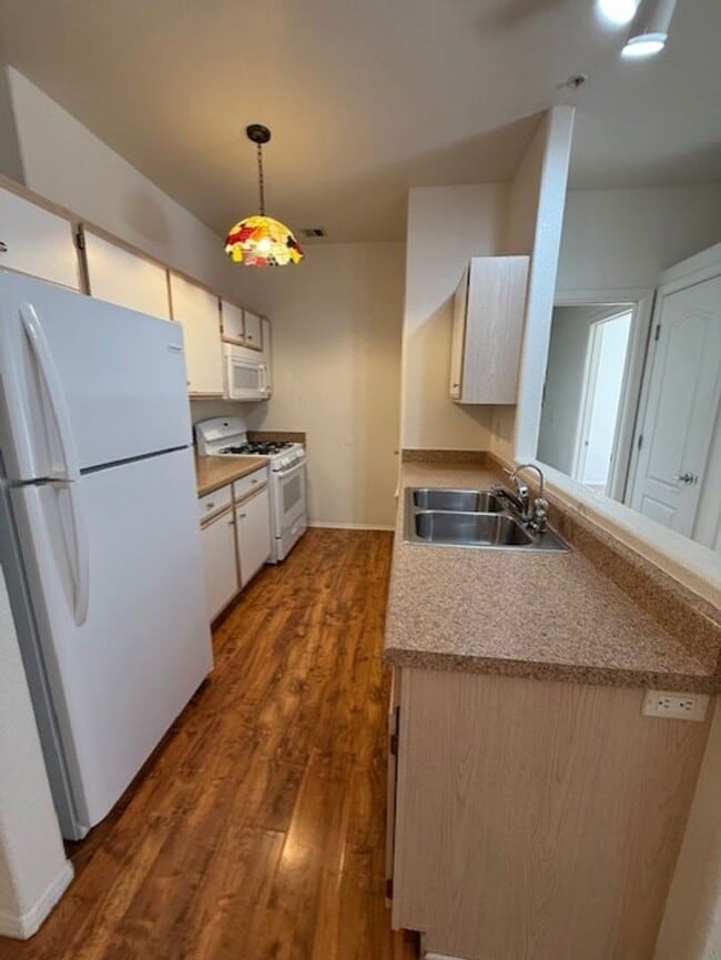 Building Photo - Price Reduced 2 Bedroom 2 Bath Contact Pro...