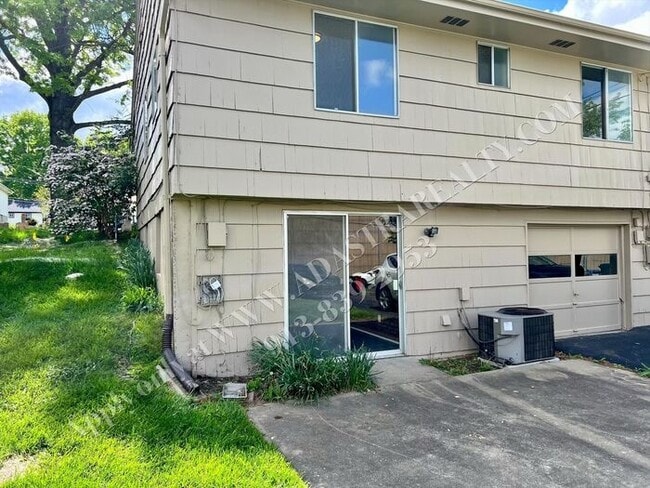 Building Photo - Awesome 2 Bedroom Duplex in Overland Park-...