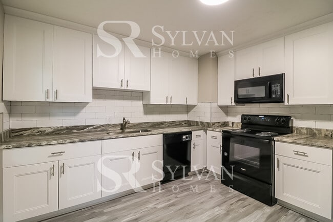 Building Photo - Enjoy living the good life in this 3 bedroom, 1 bathroom home