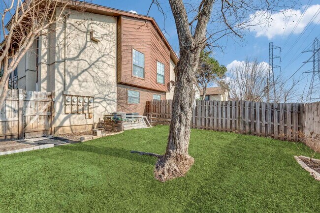 Building Photo - Beautiful two bed/1.5 bath in the heart of Alamo Heights