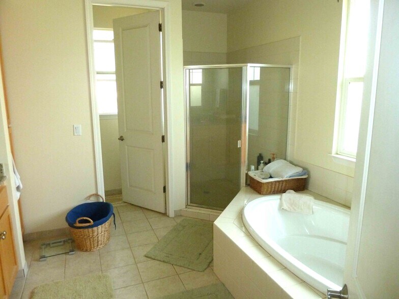 master bath - 60 Hoohale St