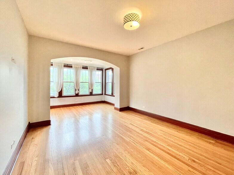 Building Photo - 2652 N Harding Ave