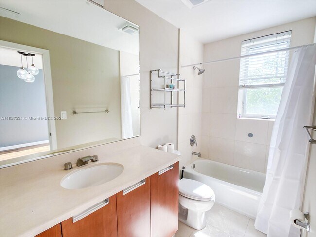 Building Photo - 163 N Shore Dr