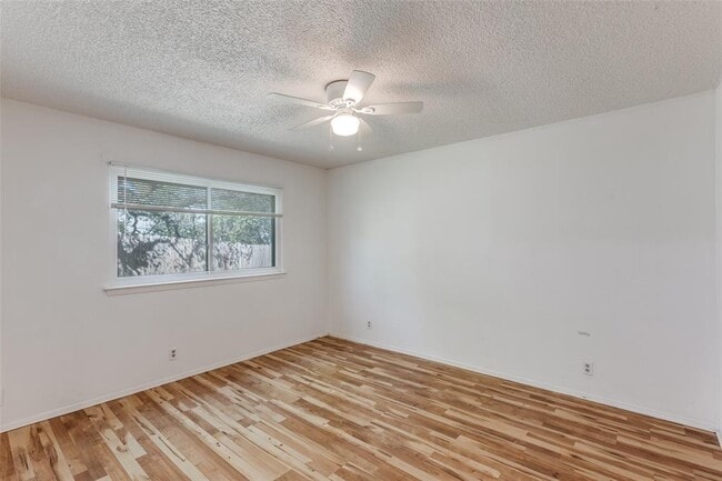 Building Photo - 6916 Scenic Brook Dr
