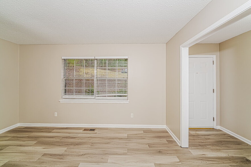 Building Photo - 1132 Corvair Cir