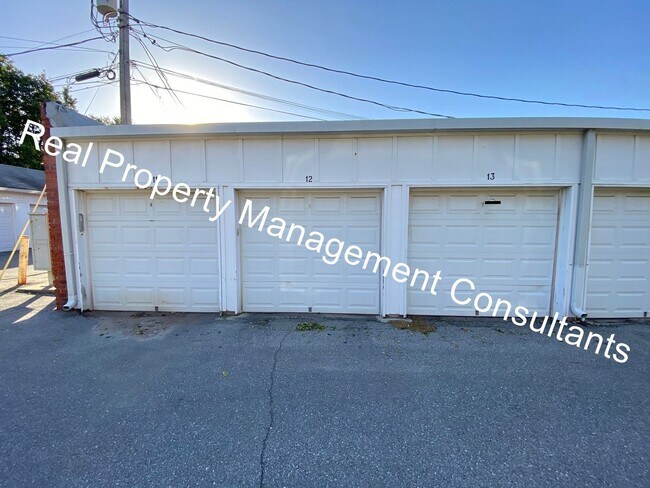 Building Photo - 2-Bed Apartment Close to the Plaza