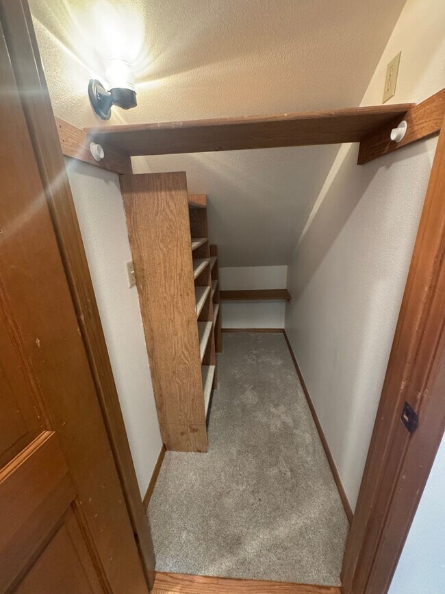 Building Photo - Gorgeous 3 Bedroom • 2.5 Bath Home Recentl...