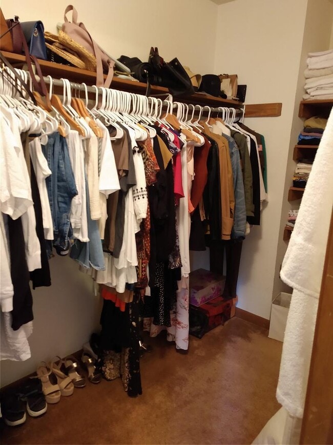 Building Photo - 1008 Pineview Blvd