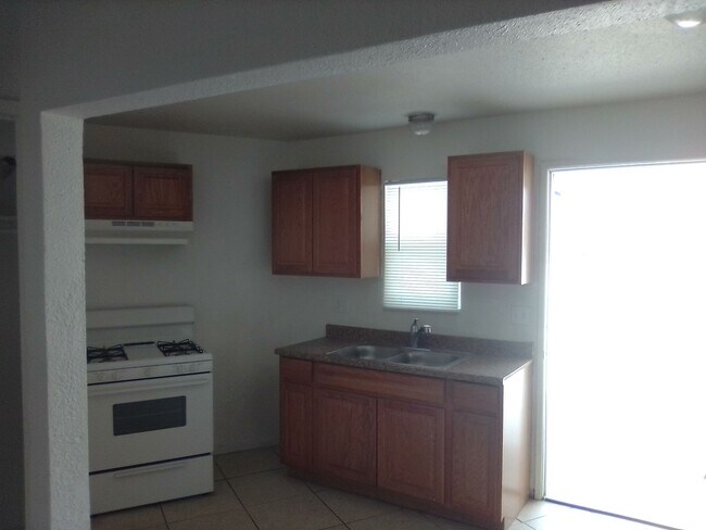 Building Photo - Desert View Apartments