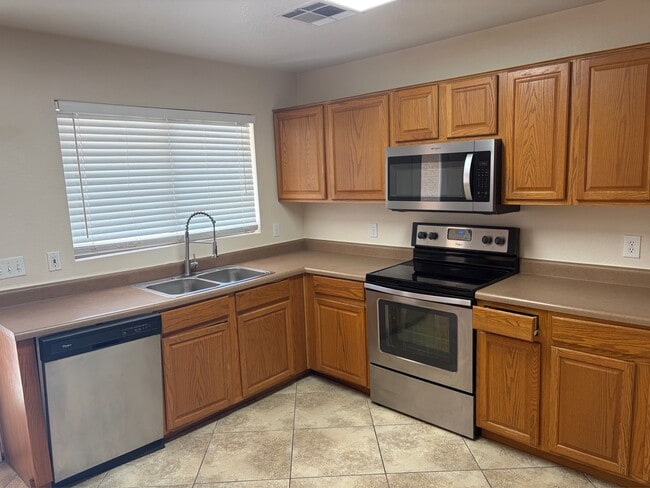 Building Photo - 817 E Yuma Ave