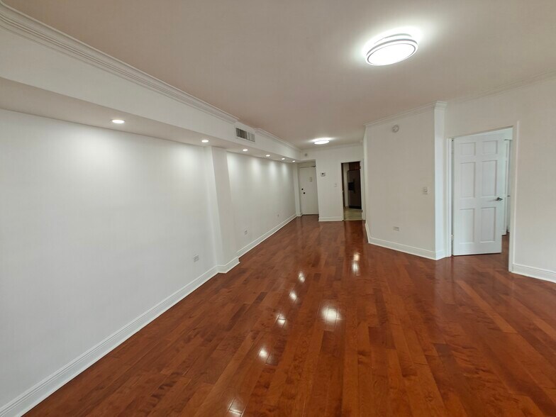 Building Photo - 825 Brickell Bay Dr