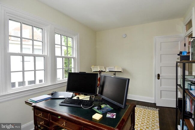 Building Photo - 2426 Observatory Pl NW