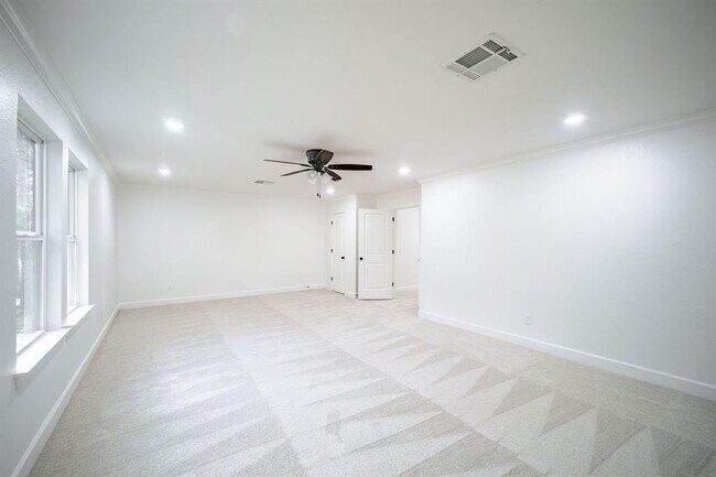 Building Photo - 10038 Westview Dr