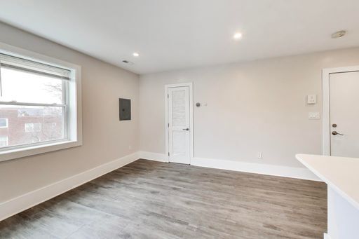 Building Photo - 924 19th St NE