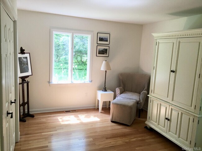 Building Photo - 9 Cedar Hill Rd