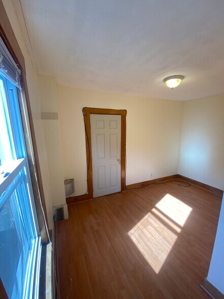 Building Photo - 12 Andrew St