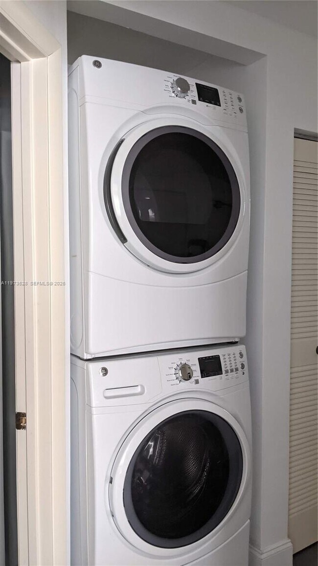 Building Photo - 15509 N Miami Lakeway