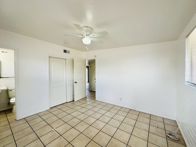 Building Photo - 2 Bedroom 1.5 Bath in Desired Area w/ Fenc...