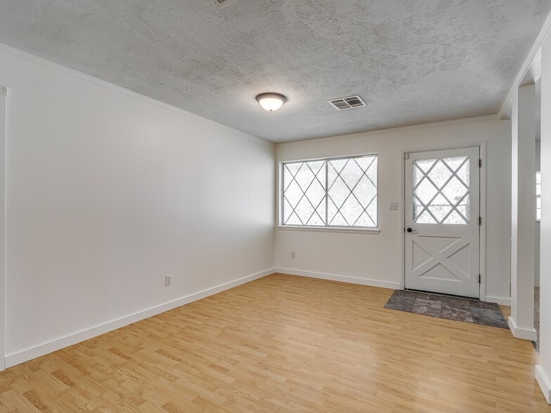 Building Photo - 106 N Norman Ave