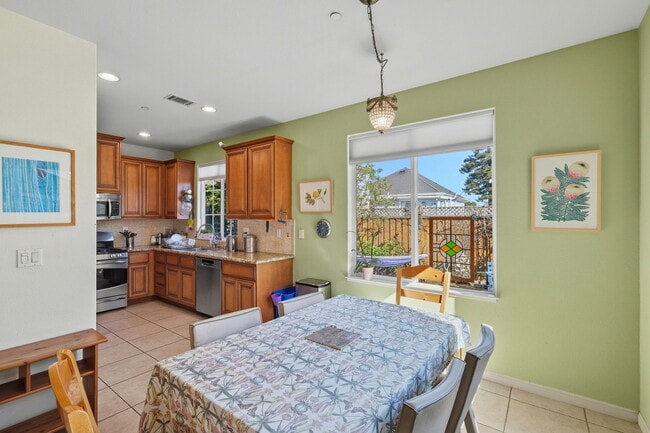 Building Photo - 820 Almar Ave