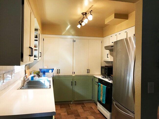 Kitchen - 3347 Montrose Ave