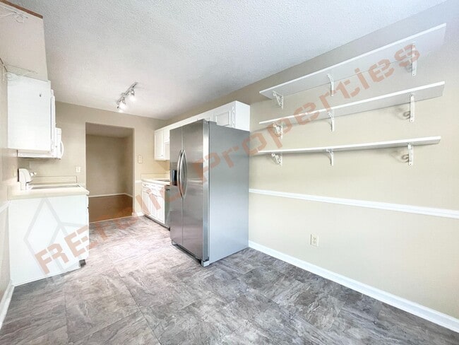 Building Photo - Cozy 3 Bedroom 2.5 Bath End unit Townhome ...
