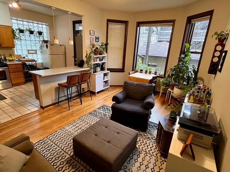 Building Photo - 906 N Oakley Blvd