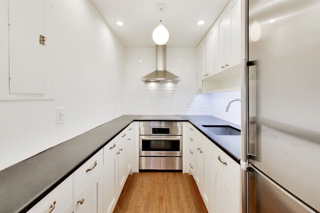 Building Photo - Bright 16th St Condo + Parking