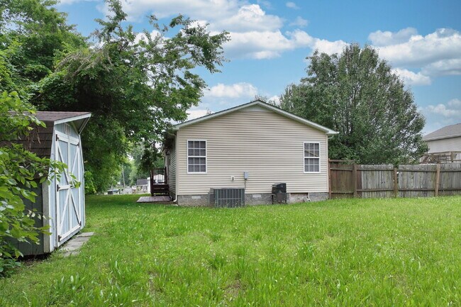 Building Photo - Springfield Gem! 3BR/2BA with Big Yard, St...