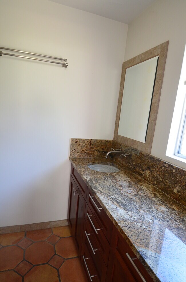 Building Photo - 7033 Draper Ave