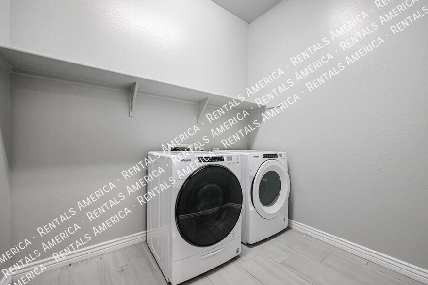 Building Photo - 8544 W Midway Ave