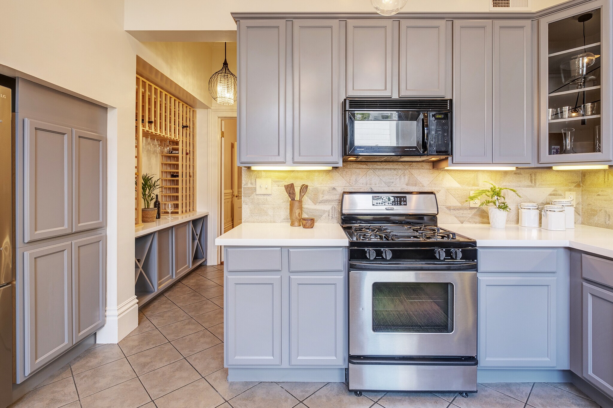 Spacious Updated Kitchen with dedicated wine storage, Bosch dishwasher, and Quartz countertops - 2188 Sutter St