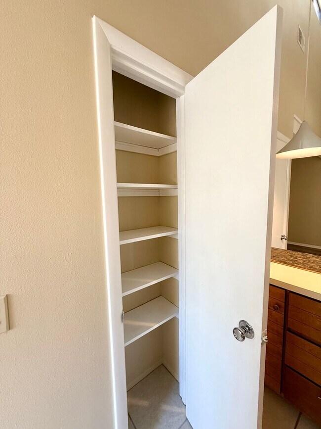 Building Photo - Remodeled!! Close to Shopping, VA Hospital and Hilaman Golf Course!