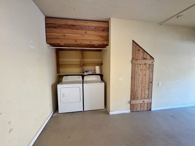 Building Photo - Las Palmas One-Bedroom townhouse with garage