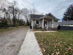 Building Photo - 2 Bedroom Must See!