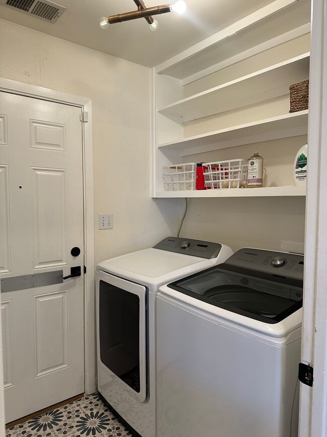 Building Photo - *** Near Domain * Stunning 4 Bedroom House * Fully Furnished * Designer Decorated * High End Luxu...